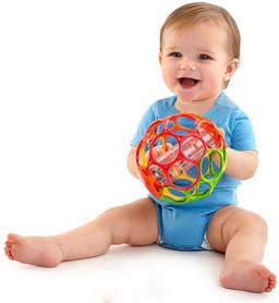 Мяч Kids II OBall с погремушкой "Лабиринт" 15 см - Фото №2