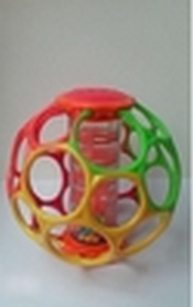 Мяч Kids II OBall с погремушкой "Лабиринт" 15 см - Фото №4