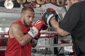 Лапи боксерські Title Boxing Aerovent Excel Incredi-Mitts 2.0 Black/Red/White (TAEPM2) - Фото №7