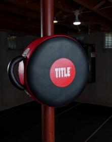 Маківара кругла Title Boxing Wrap-Around Stationary Punch Shield Black/Red (WASPS) - Фото №5